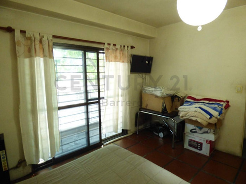 Amplio Ph De 3 Ambientes Al Frente Con Patio Y Balcón - Villa Pueyrredón