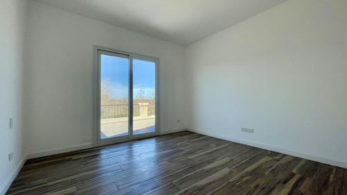 Casa En Naudir En Venta - A Estrenar - Lote Con Fondo Al Verde