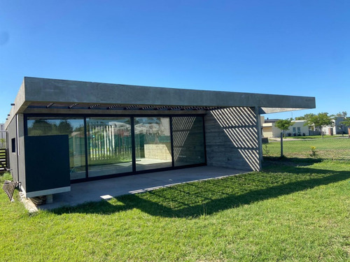 Moderna Casa De Diseño A Estrenar. Muy Luminosa. Diseño Minimalista. En 1 Sola Planta. Materiales Nobles Y De 1ra Calidad Excelente Relación U$ X M2. Deja De Imaginar Lo Q Soñas Y Compralo. Sta Emilia