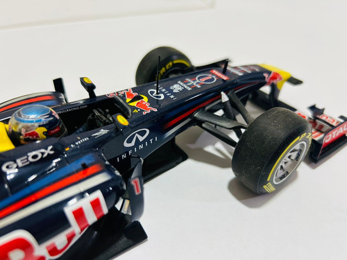 Minichamps F1 1:18 - Rbr08 - Vettel N Senna Azul