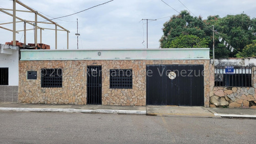 Mehilyn Perez. Casas En Venta En Barquisimeto Zona Oeste Con Excelente Ubicación, Para Remodelar