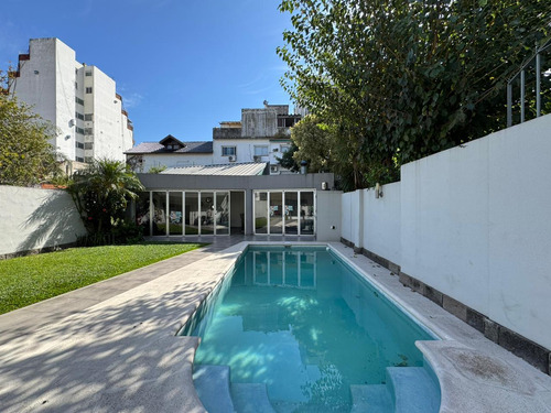 Casa De 7 Ambientes Con Cochera Doble Quincho Y Pileta En Villa Del Parque