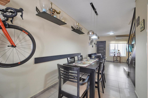 Duplex En Venta Cochera Y Jardín En Ituzaingó