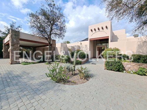 Hacienda, Borde Cancha. Excelente Casa En Venta