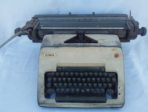 Antiga Maquina De Escrever Olimpia (cod.3660)
