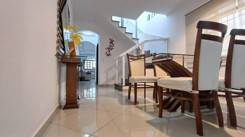 Sobrado À Venda | 3 Quartos | Suíte Com Hidro | Financiamento Disponível!