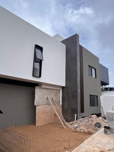 Residencia De Autor En El Condado, Esquina, Cochera Para 4 Autos Techados