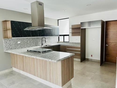 Estrena Casa En Lomas De Juriquilla, 4 Recamaras, Una En Pb, 4 Baños, Jardín