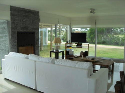 Excelente Casa En Complejo Con Todos Los Servicios Y Seguridad, Cerca De La Barra- Ref: 11536