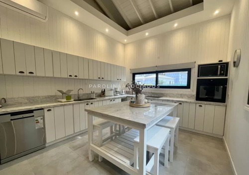 Casa En Venta De 3 Dormitorios En Barrio Privado Laguna Blanca, Punta Del Este