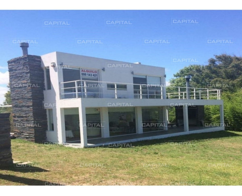 Muy Buena Casa En Venta En Punta Piedras, Manantiales.- Ref: 25371