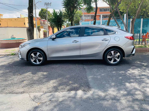 Imagen 9 de 15 de Kia Forte 2.0 Hb Ex Mt 2020