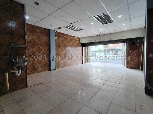 Carlos Colmenarez Alquila Local Comercial En Una De Las Zonas Con Mayor Trafico Vehicular Y Peatonal Consta De 40m Cuadrados Un Baño Y Todos Los Servicios Ideal Para El Desarrollo De Cualquier Activid