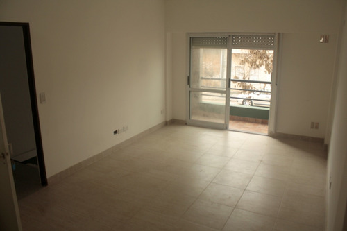 Imagen 3 de 14 de Patrón Al 5700, Villa Luro. Dúplex Sin Expensas. Superficie 73 M2. 2 Plantas. 3 Ambientes. 2 Dormitorios. Suite. 2 Baños. 2 Balcones A La Calle, Uno En Casa Planta. Parrilla Propia. Cochera P/ 2 Autos