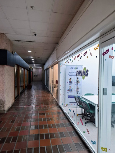 Alquiler De Local Comercial En El C.c Galerias Prados Del Este