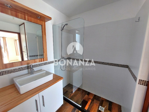 Casa En Venta A Estrenar En Punta Colorada, Piriápolis. A 250 Metros De La Playa. Con Piscina.