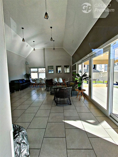 Casa En Venta De 4 Dorm. En Pucón