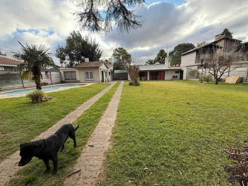 Venta Casa Con Parque Pileta, Parque Leloir, Ituzaingo.