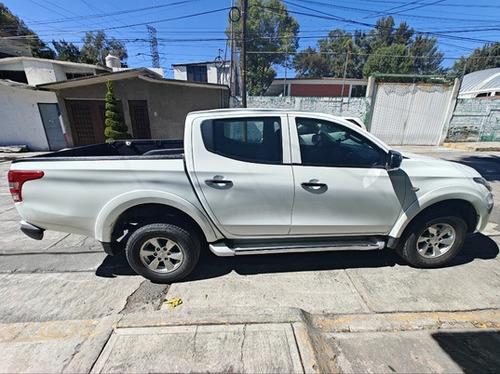 Mitsubishi L200 2.4 Cabina Doble 4x2 Mt