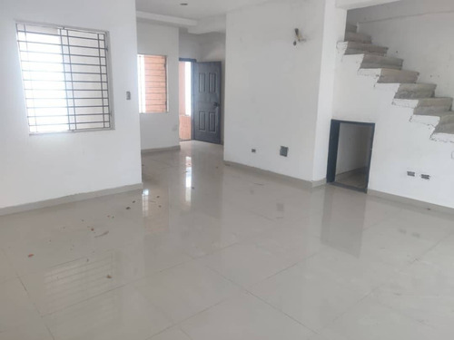 Imagen 8 de 11 de Townhouse En Venta En Mañongo Cód 141773