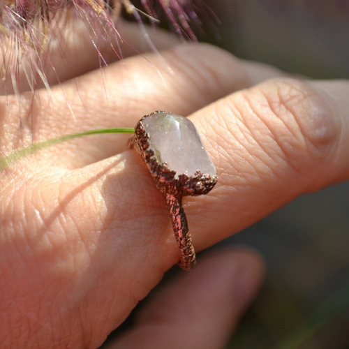 Imagen 3 de 7 de Anillo Texturado Con Piedra Natural Cuarzo Rosa Y Cobre