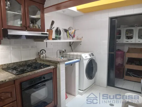 Casa De Tres Niveles Con Excelente Ubicación Cod. 13695