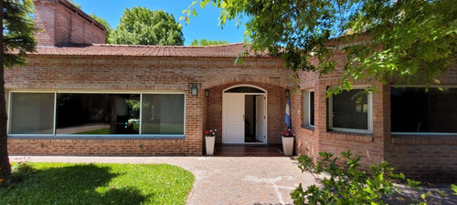 Casa De Categoría En El Exclusivo Barrio De Las Veletas. Impecable.