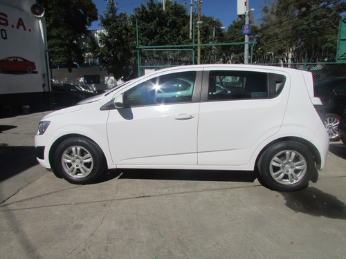 Imagen 6 de 9 de Chevrolet Sonic Lt Mt 2016 Blanco