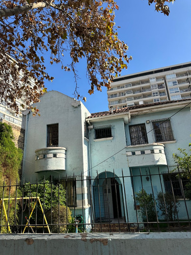 Gran Casona Con Patio, Ideal Para Inversión