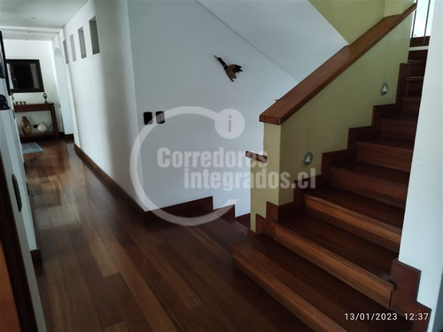 Casa En Venta De 6 Dorm. En La Reina