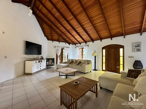 Vende Casa De 4 Dormitorios Con Piscina Y Gran Parque En Golf, Punta Del Este