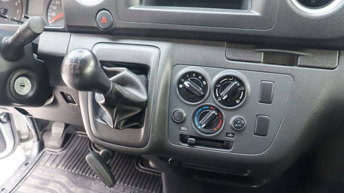 Nissan Urvan 2.5 Panel Amplia Aa Mt