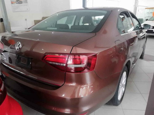 Imagen 4 de 13 de Volkswagen Jetta 2017 4p Comfortline L5/2.5 Man