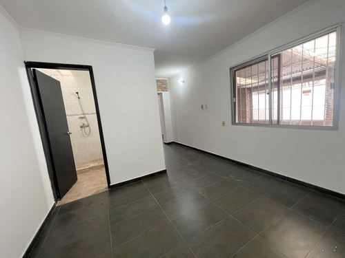 Alquiler De Hermosa Casa, Totalmente Reciclada, Piedras Blancas, 2 Dormitorios, Cochera, Baño, 2 Patios, Sin Gastos Comunes, Muy Segura!!