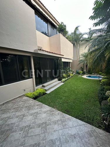 Casa En Venta En Fraccionamiento En Tabachines Cuernavaca, Morelos.