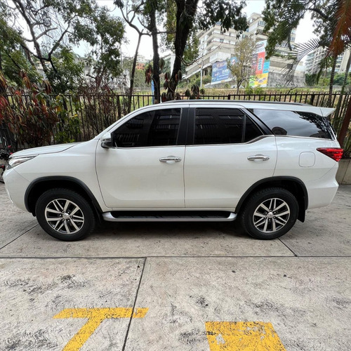 Imagen 5 de 9 de Toyota Fortuner Dubai Sr5