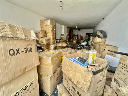 Venta Oficina En Once Muy Luminosa, Ideal Para Depósito O Subdividir El Espacio.