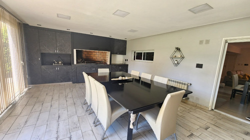 Casa 4 Dormitorios, Pileta , Jardin , Cerca Del Centro