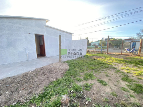 Casa De 2 Dormitorios, Patio Con Entrada Para Auto, En Alquiler En San Carlos