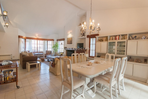 Hermosa Casa En Mansa Ideal Para Vivir Todo El Año- Ref: 2716