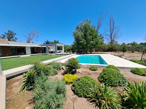 Casa Moderna De Un Piso Con Amplios Espacios En Arriendo