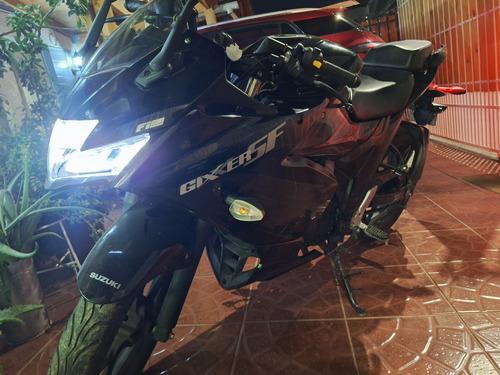 Suzuki Gixxer, Color Negro, Detalles Esteticos Minimos