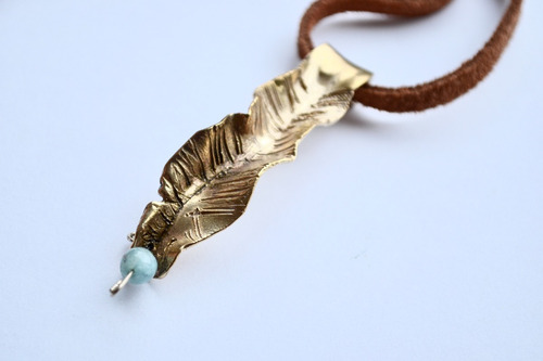 Imagen 2 de 4 de Collar De Hoja En Bronce, Piedra Onix Cielo Y Cuero, Cod1