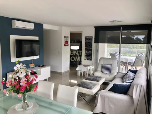 Venta De Apartamento De 3 Dormitorios + 3 Baños En Avenida Roosevelt,  Punta Del Este.