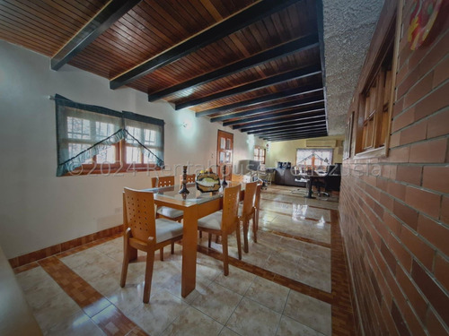 Jip 25-14401. Rent-a-house Vende Quinta De 890 Mts2, Rodeada De Bellos Jardines, Piscina, Parrillera Y Muchas Bondades Mas Que La Hacen Un Lugar Especial. En El Limón, Maracay