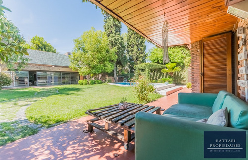 Venta De Casa En Lote Propio Con Parque Y Piscina Ramos Mejía Centro Permuta