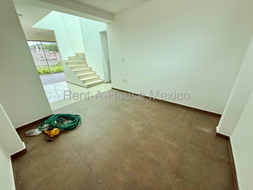 Santa Rosa Jauregui - Casa, Cuarto De Servicio, Sala De Tv, 3 Recámaras. Venta