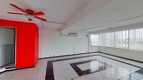 Edificio De Oficinas En Zona Comercial