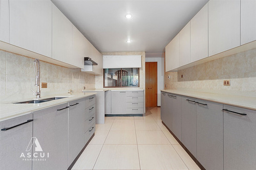Casa En Venta De 5 Dorm. En Lo Barnechea