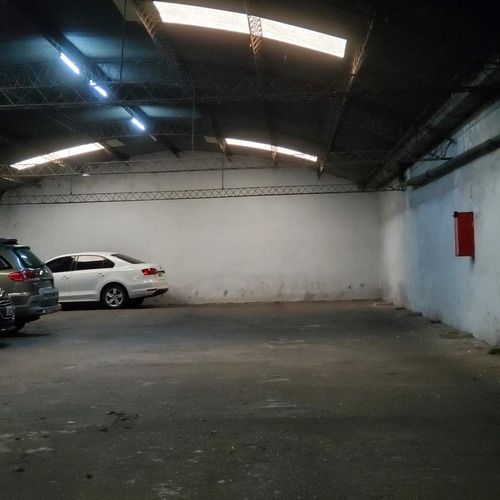 Cochera En Barrio Martin.
